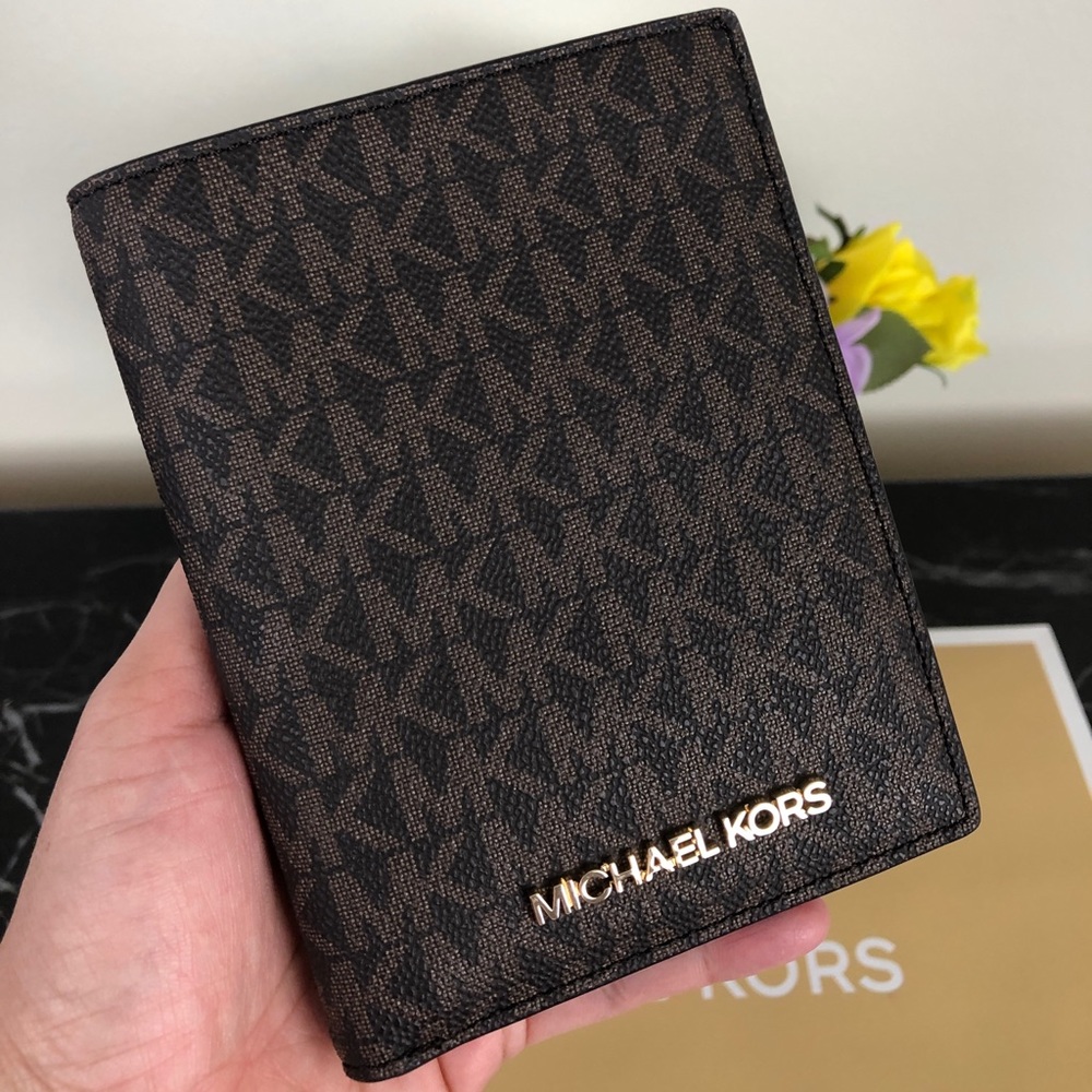 Michael Kors Passport wallet signature ❤️